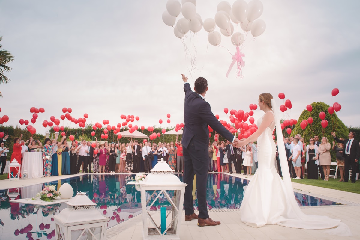 Couple célébrant 35 ans de mariage — noces de corail, cadeau corail rouge naturel AMAYAS