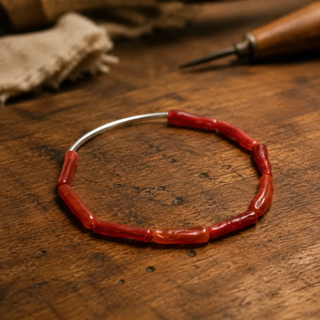 Bracelet Alba sur l'établi de l'artisan — assemblage fait main au Maroc