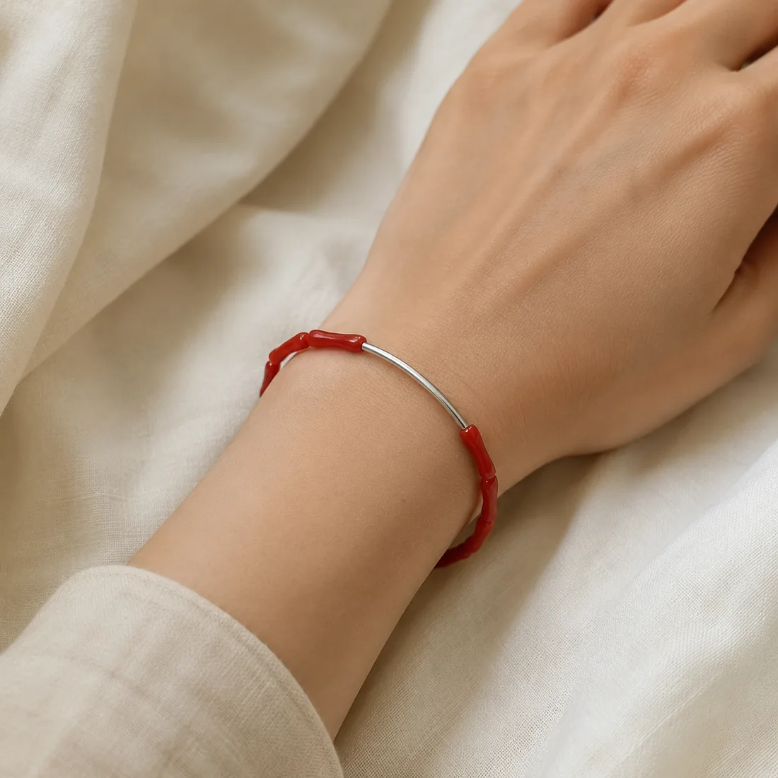 Bracelet Alba porté au poignet — corail rouge et argent 925, AMAYAS Maroc