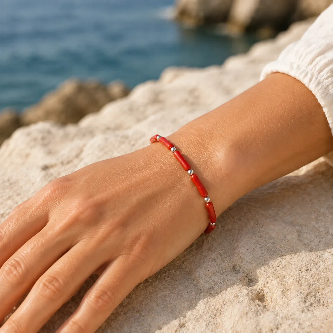 Bracelet Lucia porté au bord de la mer — bijou en corail naturel AMAYAS Maroc
