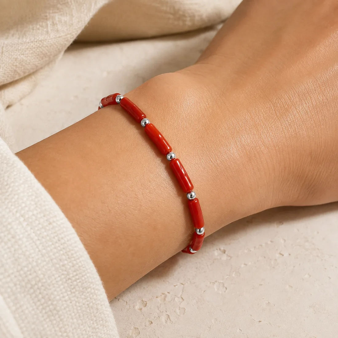 Bracelet Lucia porté — finesse du corail rouge naturel et de l'argent 925