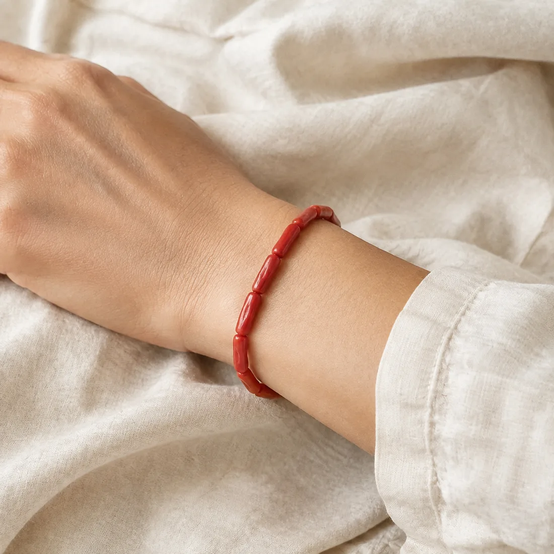 Bracelet Sirocco porté au poignet — corail rouge naturel AMAYAS Maroc