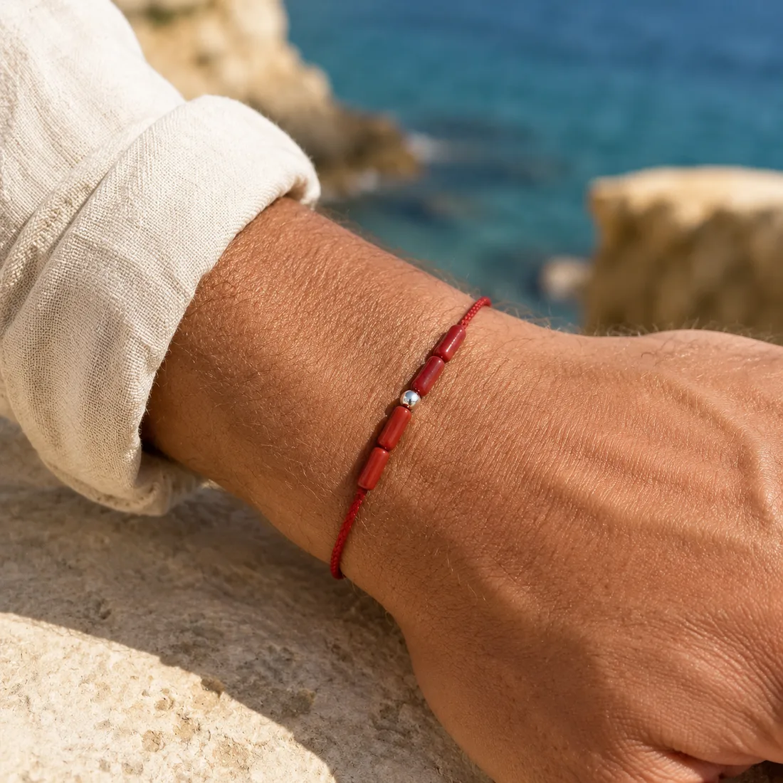 Bracelet Talia porté face à la Méditerranée — bracelet cordon en corail unisexe