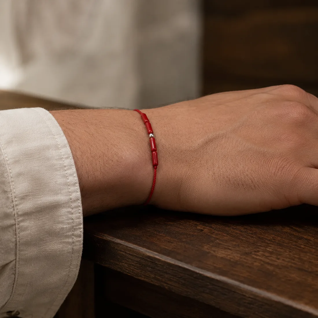 Bracelet Talia porté — bracelet cordon ajustable en corail rouge AMAYAS Maroc