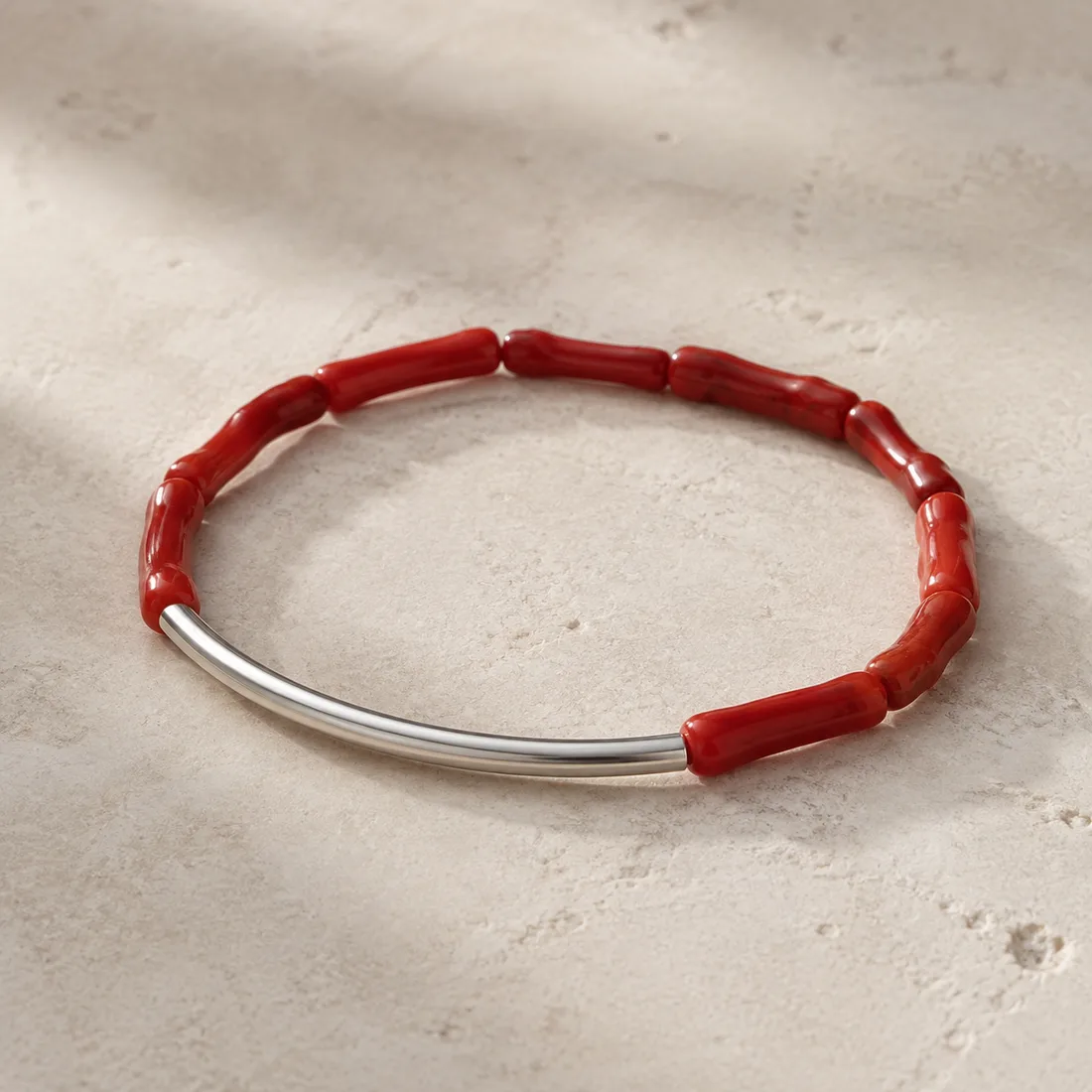 Bracelet Alba — détail du tube en argent 925 entre les segments de corail rouge