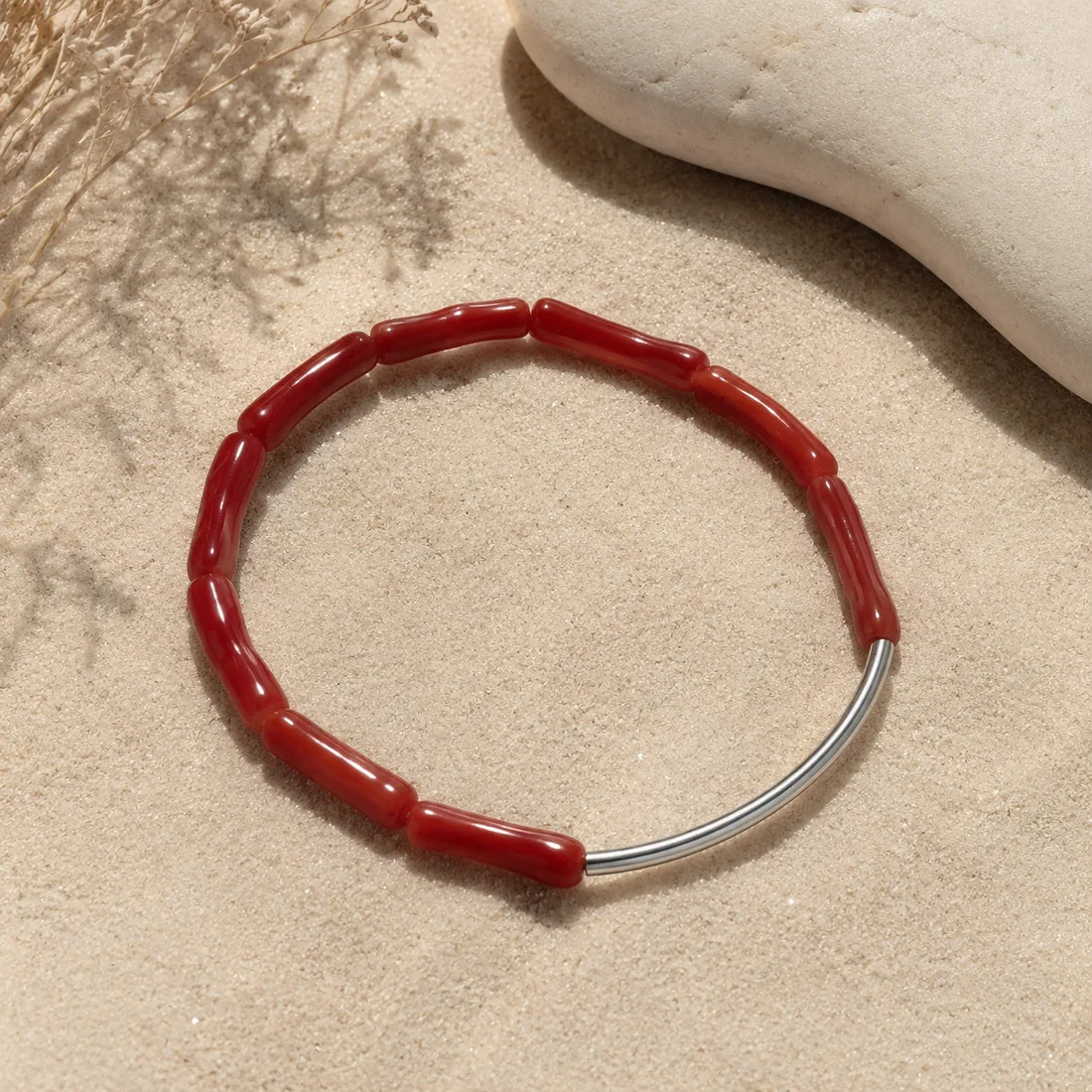 Bracelet Alba posé sur le sable — corail rouge naturel et argent 925 AMAYAS