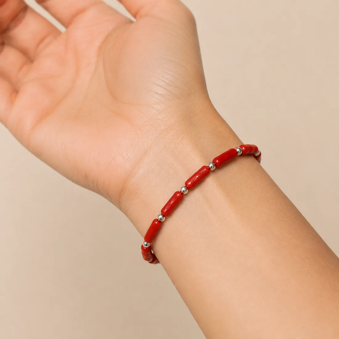 Bracelet Lucia — détail des perles d'argent 925 entre les tubes de corail rouge