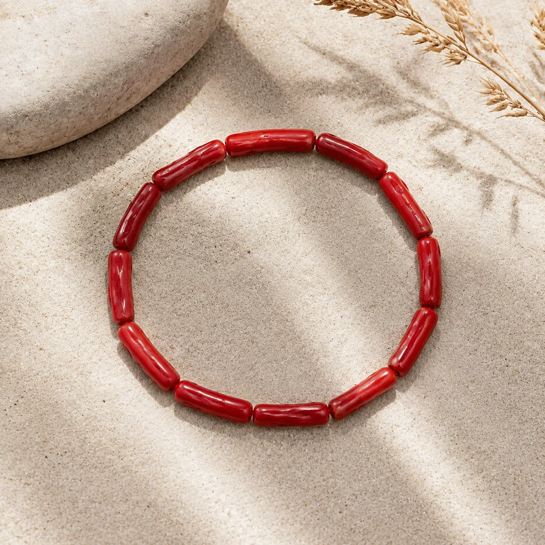 Bracelet Sirocco posé sur le sable — bracelet en corail rouge naturel AMAYAS