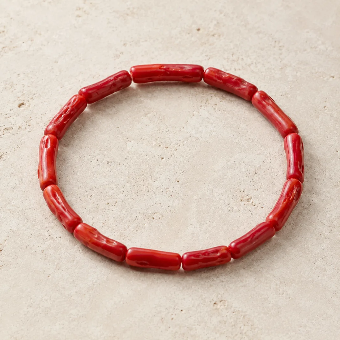 Bracelet Sirocco — détail de la texture et des veines du corail rouge naturel