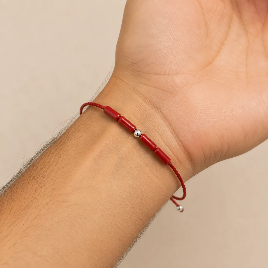 Bracelet Talia — détail du cordon tressé et de la perle en argent 925