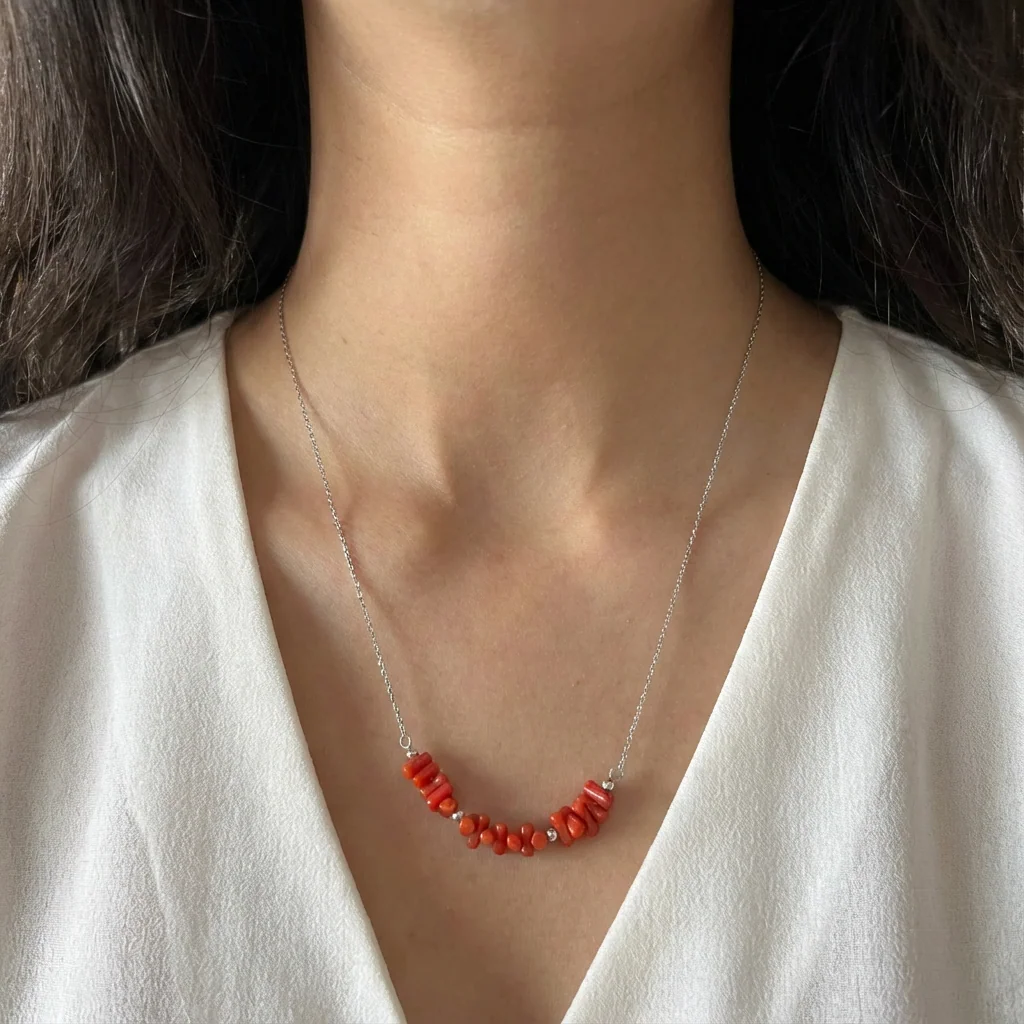 Collier Cinnabar en corail rouge naturel porté par une femme — bijou artisanal AMAYAS Maroc