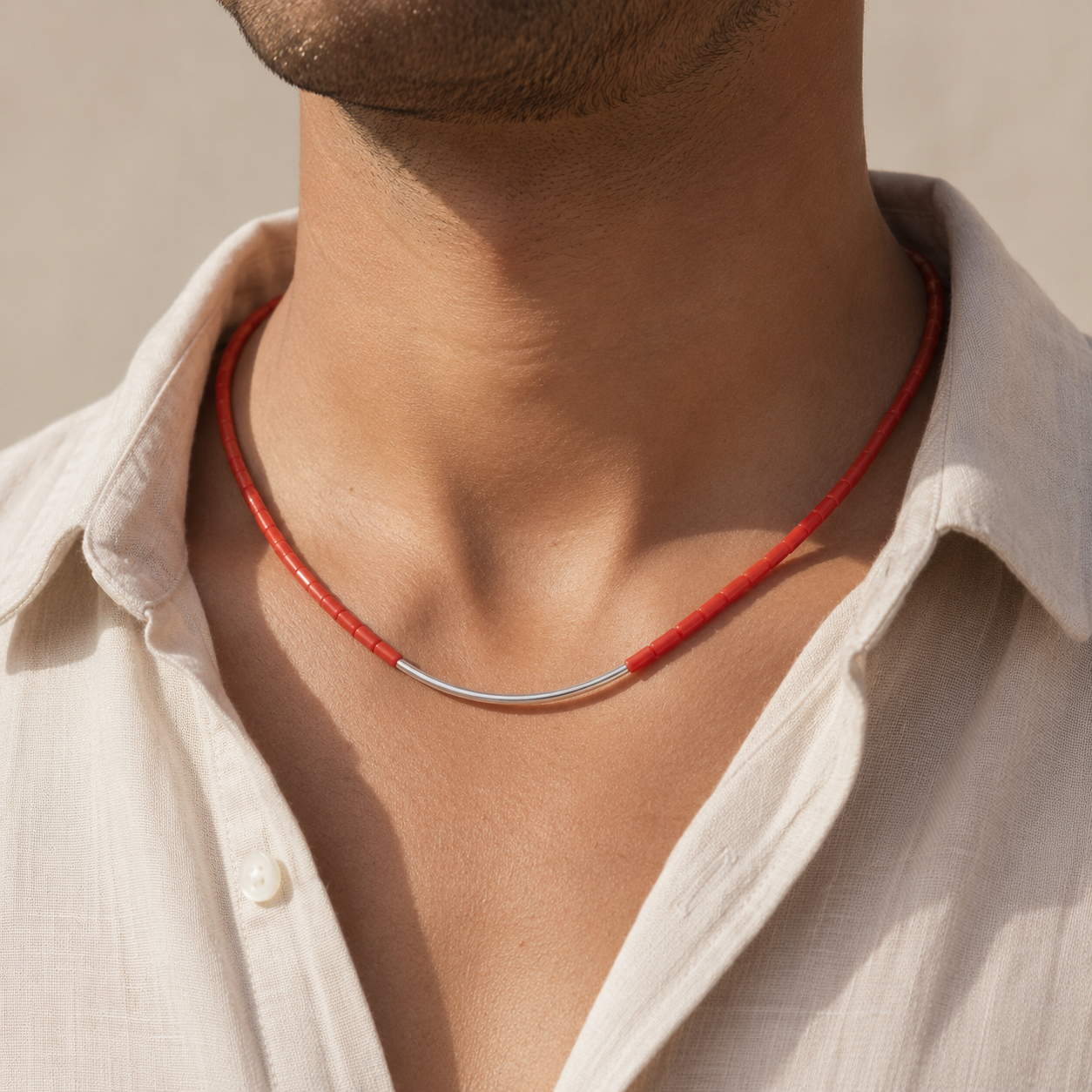 Collier Scarlet - homme chemise blanche, bijou corail exception AMAYAS